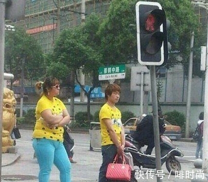 |搞笑图片幽默段子笑话:哈哈,你们两个还挺搭配,男生很乖巧哦