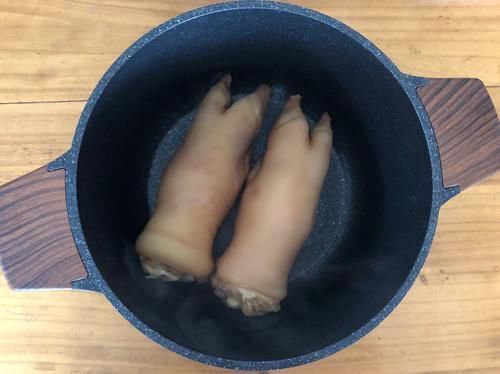 给猪蹄去腥,有人用姜有人用料酒,告诉你正确方法,做完太香了