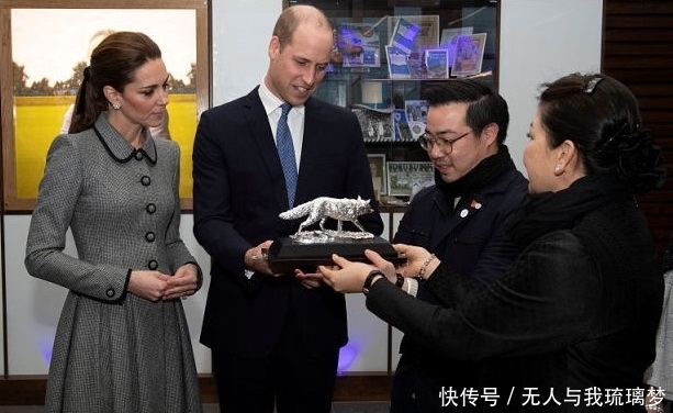 凯特王妃又穿裤装了,搭配高腰外套显腿长,原来低调也可以很美!