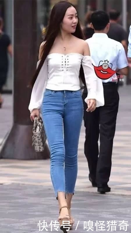 真的|街拍美女:紧身牛仔裤,高挑漂亮的小姐姐,真的太可爱了