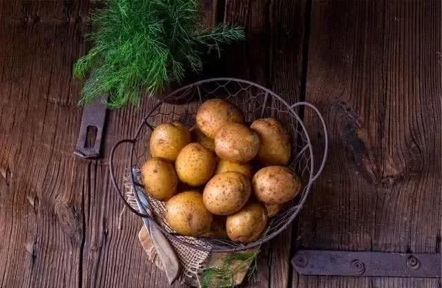 睡眠时间|高血压患者，除了少吃盐，2事也要少做，若能忍住，血压慢慢平稳