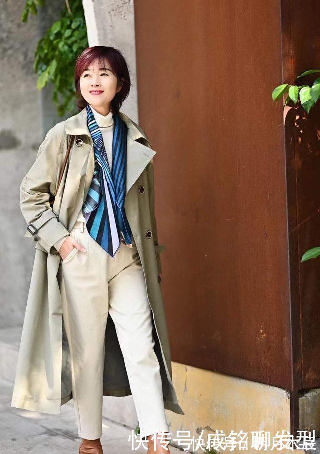 针织衫|50多岁的她,穿衣打扮时尚减龄像个小女生,看不出真实的年龄