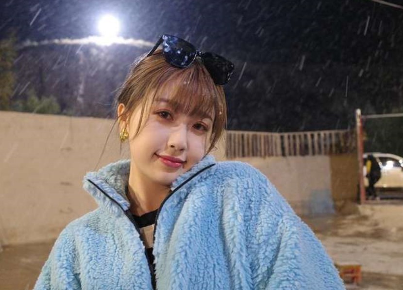 录制节目|虞书欣综艺路透,穿上外袍贵族小姐秒变打工妹,就连鹿晗也逃不过