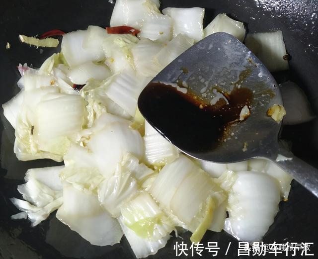 厨友们|家常醋溜白菜怎么做最好吃?掌握这三个窍门,脆嫩鲜香,美味下饭
