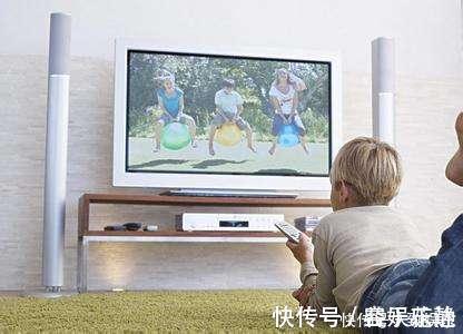 人生观|“妈妈,我想看电视”,两个妈妈不同回答,影响孩子人生观