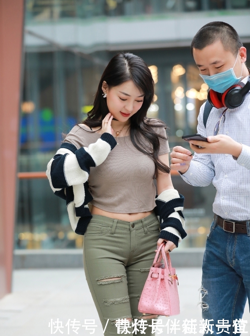 修身牛仔裤加点破洞才个性,气质女生都爱穿,轻松展现时尚美