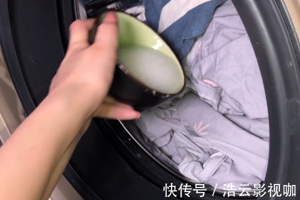 花露水|洗床单时,在洗衣机里加一碗“水”,多脏的床单都能洗得干净如新