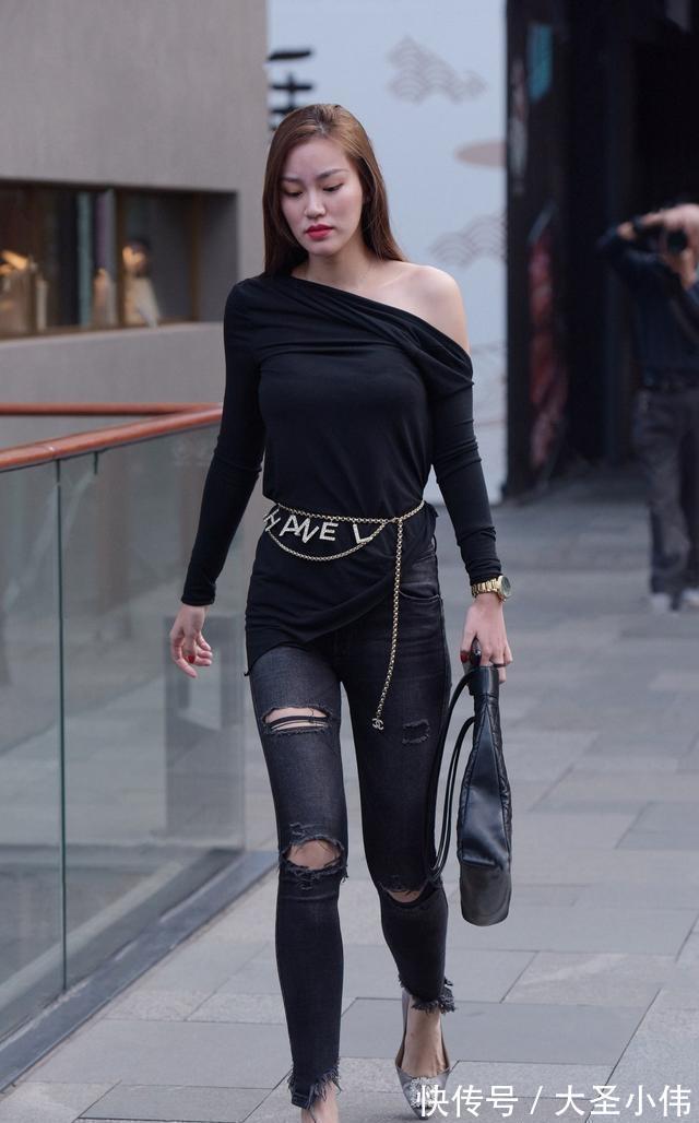 休闲|美女街拍:休闲百搭的破洞牛仔裤,配上个性小衫,洋气时髦又简约帅气