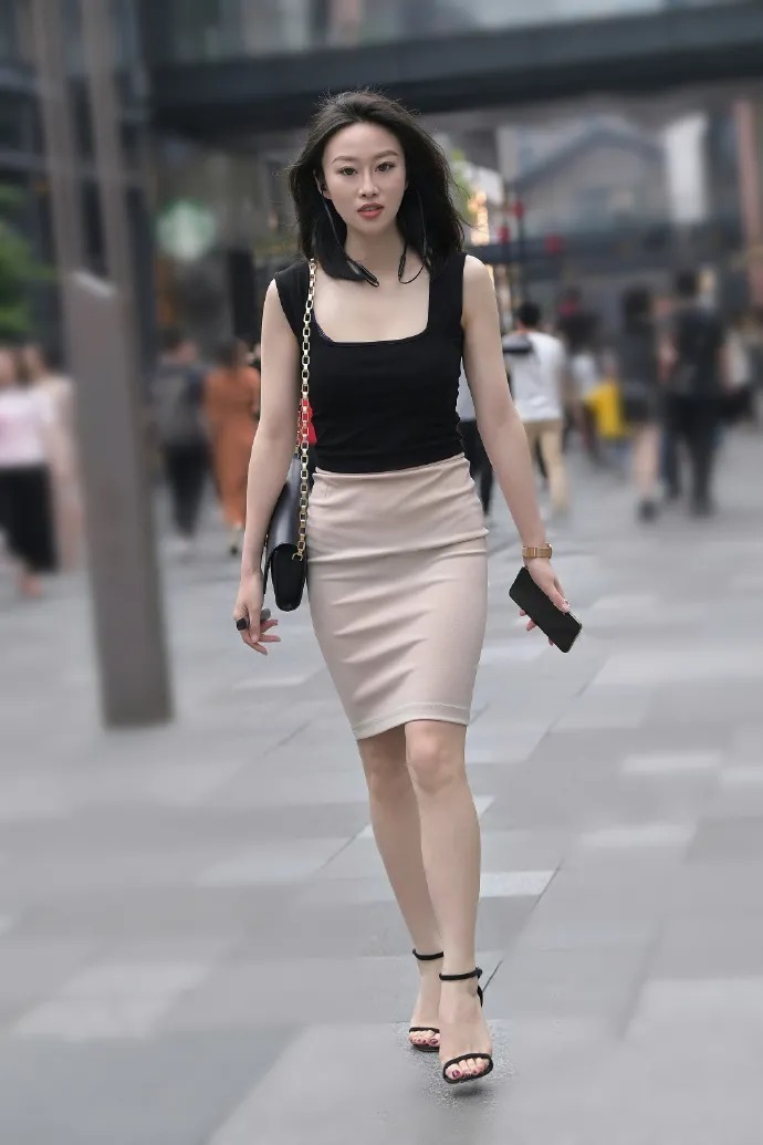 时尚|款款走来的时尚女生