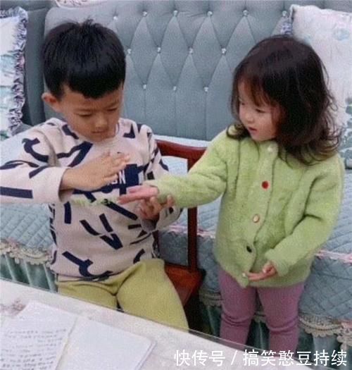 二胎|妹妹将哥哥的作业撕掉,随后哥哥的动作超暖心,网友:有教养的娃