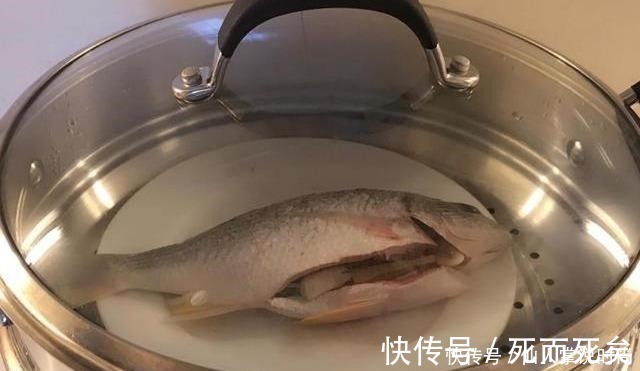 清蒸鱼，用盐腌制还是料酒腌制大厨都不对，难怪不鲜嫩不好吃