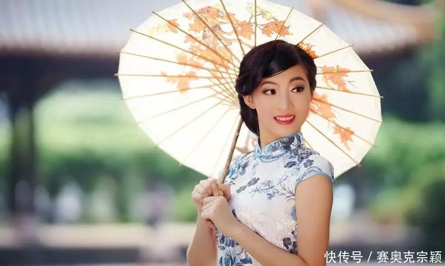 旗袍|旗袍走秀的时候,怎么使用扇子、油纸伞等道具做到如何锦上添花?