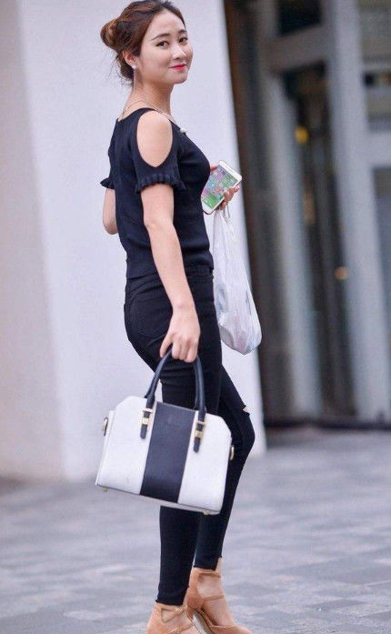 街拍:身材高挑小姐姐,亮黄色的裙子,显得特别时尚靓丽