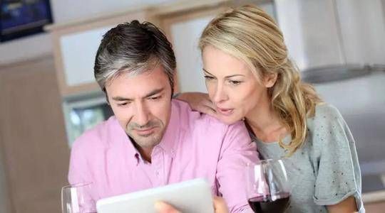 女人上了年纪脸上容易长斑，坚持做好5件事，或许老了也白白净净