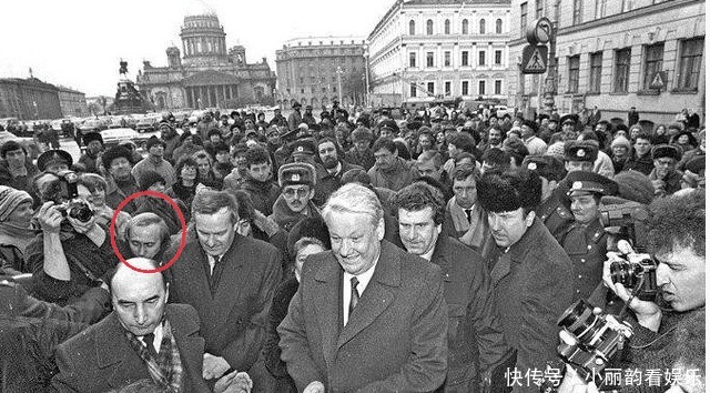 提包|普京年轻时给领导提包的老照片,第四张估计你看不出他到底在干啥