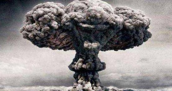 原子弹|原子弹爆炸后，这张背弟弟去火葬场的照片火了，这到底是谁之过？