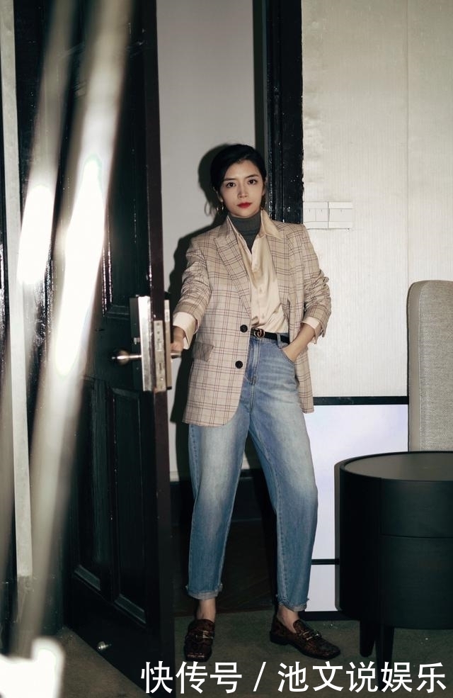 靓女穿墨绿色连衣裙清新靓丽,简直不要太迷人