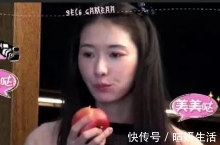 明星“吃水果”,趙麗穎暴露本性,千璽太重口味,她被批太做作!_樣子