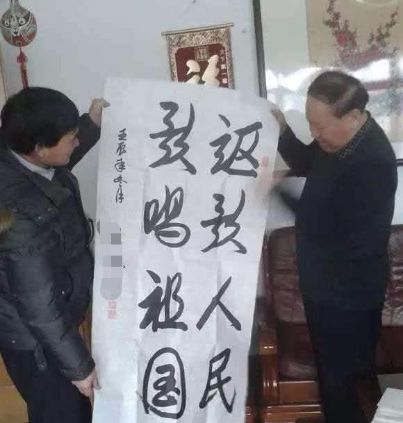 花架子|朱之文写书法闹笑话:写错字还不听劝,拿笔的姿势也是花架子
