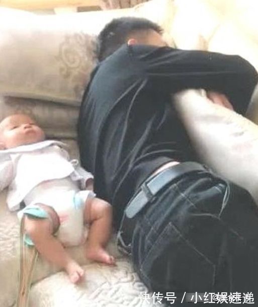 婴儿|沙发上的“迷糊的父亲”,宝宝看起来很无辜:我是谁?我在哪?