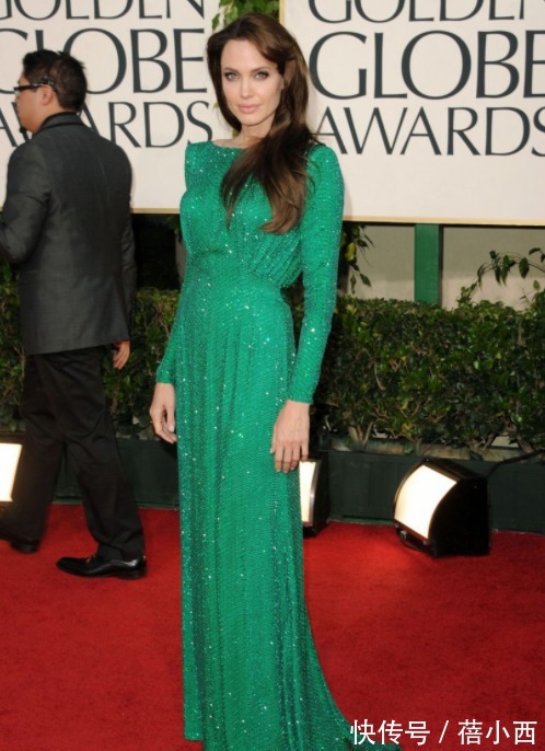 安吉丽娜·朱莉|安吉丽娜·朱莉气质无敌了,穿白衬衫+大地色包臀裙,高级又优雅