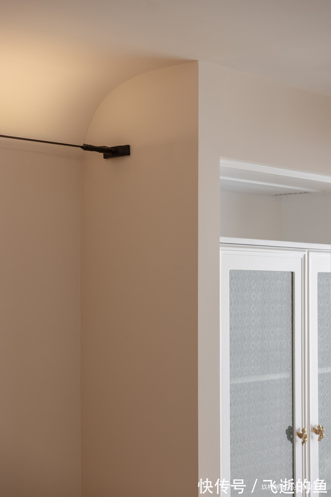 连通性|90㎡简约三居,秋日暖阳中的侘寂之美