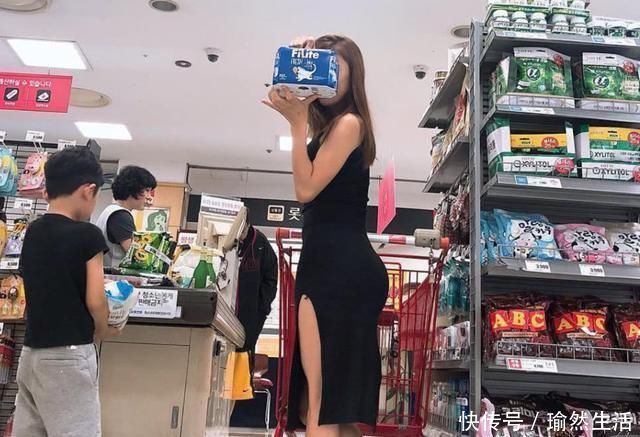 放行|“你家孩子偷了东西,不信搜身”,宝妈一句话,工作人员立刻放行