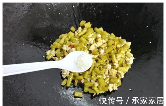 做法|自从学会豇豆这做法,我家一周做了三次,酸辣开胃,特过瘾