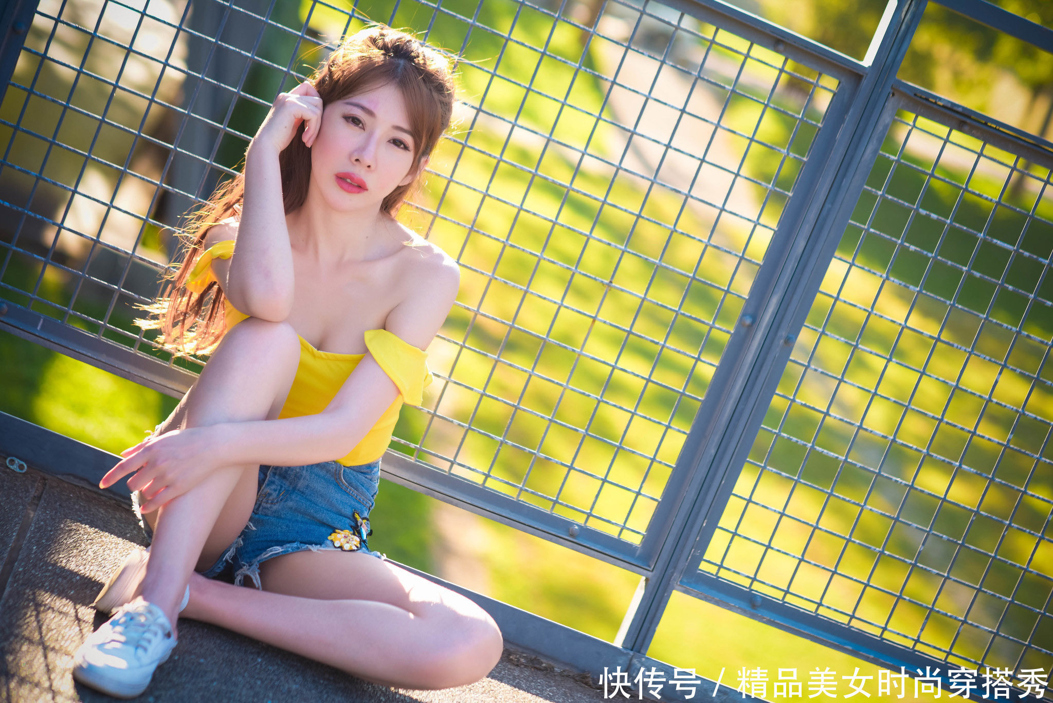 上衣|黄色一字肩上衣搭配牛仔短裤，清凉的同时带来清新靓丽的视觉感受