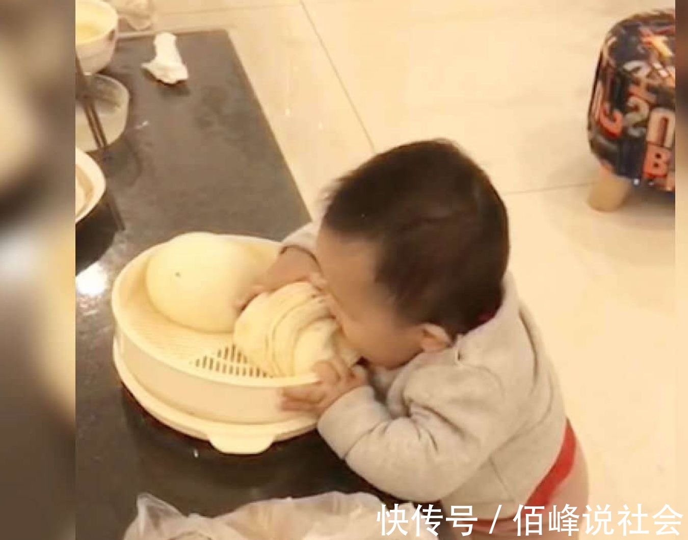 人间的天使|宝宝看附近没人,下一秒萌翻众人,网友:看把孩子给饿的!