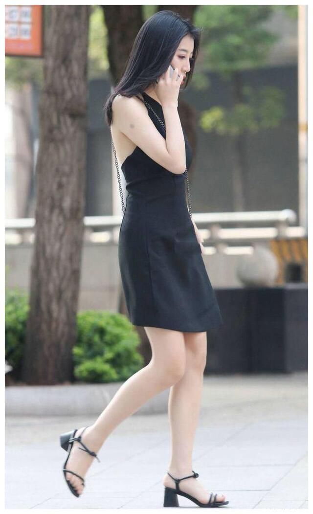 身姿|街拍美女：穿黑色连衣裙搭配黑色高跟凉鞋，展现曼妙身姿