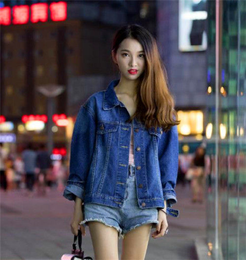 长发|街拍长发美女身穿黑色吊带背心,飘逸长发展露十足魅力