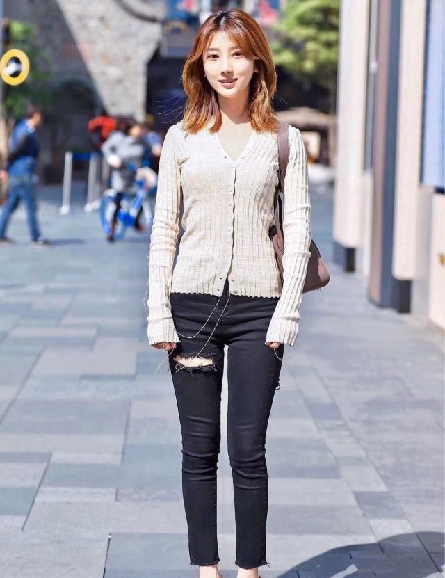 街拍小姐姐一身蓝灰色紧身长裙,低头浅笑气质唯美动人