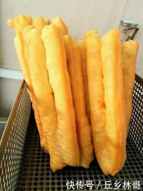 吃了半辈子油条,终于找到最正确的做法,只加一包它,根根都蓬松