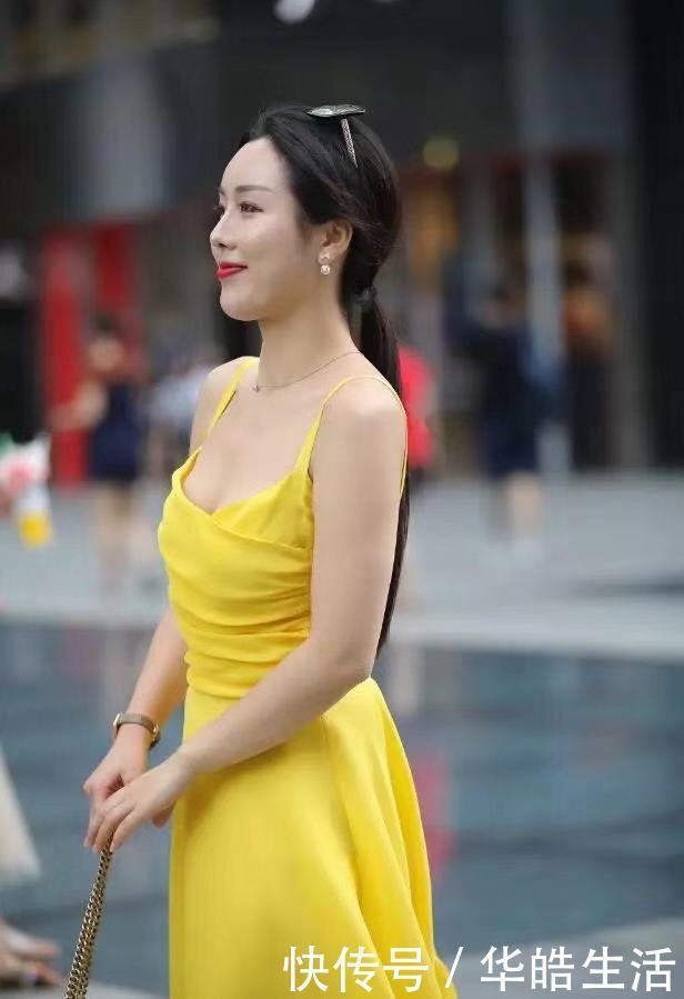 身材高挑|街拍:俊美气质型的美女,走心搭配清新美丽经典又不失时尚!