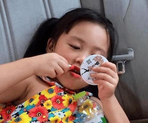 化妆|12岁的小女孩,从小每天化妆,如今变成了这般模样