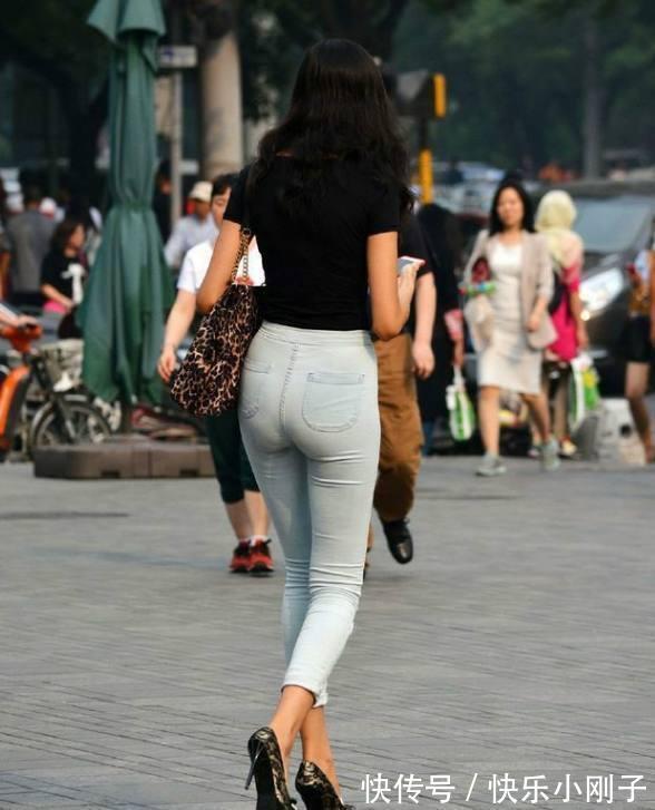 身姿 紧身牛仔裤,包裹美女曼妙身姿,凸显小姐姐修长的腿部!