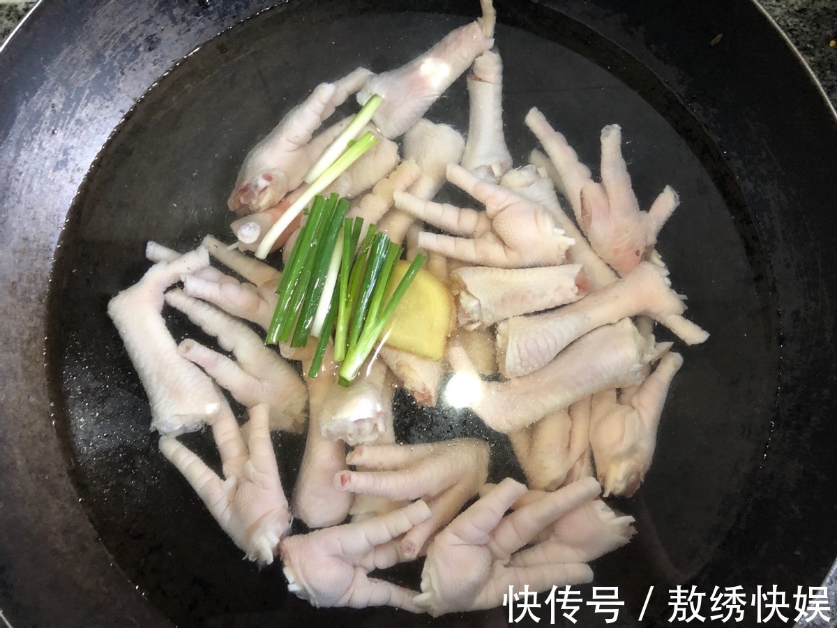 自制|自制香辣蒜香鸡爪,软糯入味,色泽诱人,好吃到舔手指