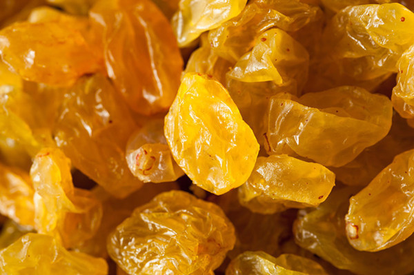 葡萄干上有促干剂,吃了会“烧坏肠胃”2个“食用禁忌”,牢记