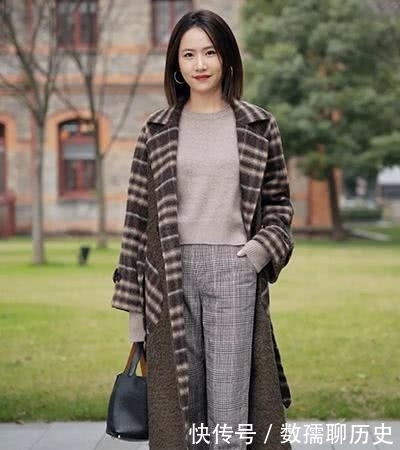 奶奶|女人过了50少穿“小黑裤”,不洋气!今年流行“奶奶裤”,真漂亮