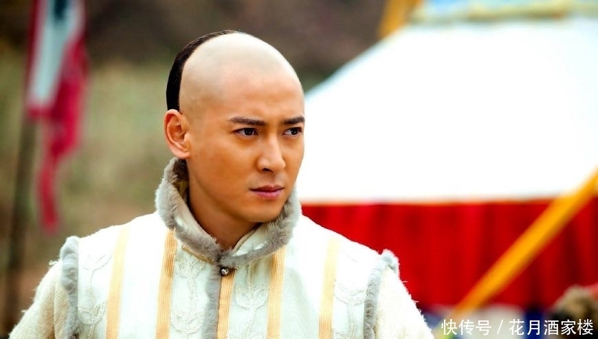 自称|此人自称清朝皇室后裔,留长辨、穿满服,还提出自己应该住进故宫