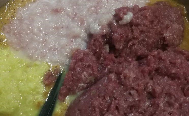 小馄饨肉馅要加生粉吗？看馄饨店主如何调馅，鲜嫩抱团有诀窍