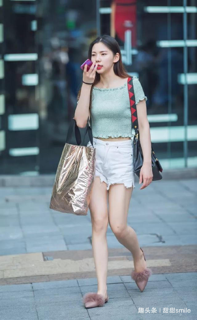 美女 美女短裤搭配一双高跟凉拖,满满的显气质,简单的感觉非常有魅力