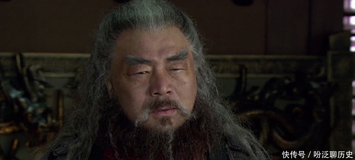 枭雄|第一个称帝的三国枭雄，众叛亲离被曹操派人截杀，死前吐血斗余