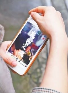 火钳烫头，“90后”爷爷打造“最时尚”