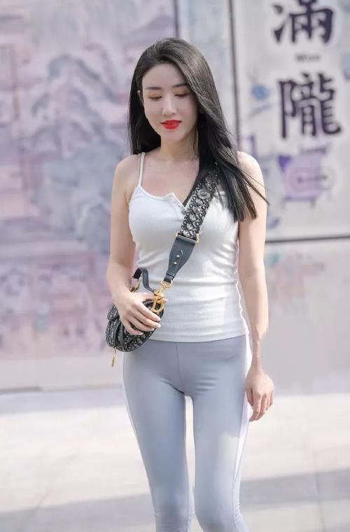 貌美|路人街拍肤白貌美大红唇,瑜伽裤小姐姐穿出惹火好身材