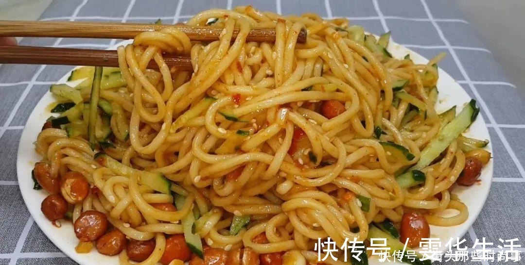 好吃|我家面条就爱这么吃,筷子一搅,做出创意凉拌面,比凉皮劲道好吃