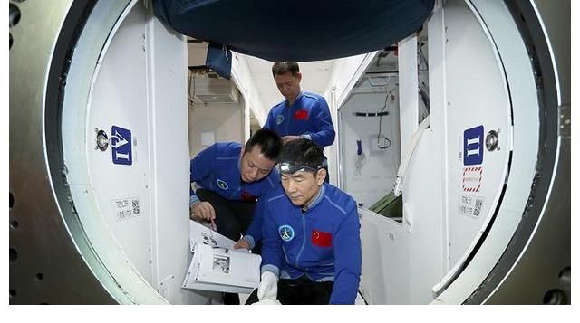 长虹|刘德华不上综艺,要出演《流浪地球2》,表示要在78岁时上太空