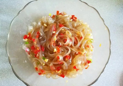 粉条别总炖猪肉了,粉条换个吃法,味道鲜美无比,两个儿子抢着吃