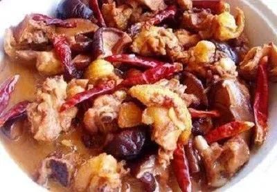  美食推荐：肥牛蘑菇砂锅，干锅酱香鱿鱼，香菇焖鸡肉的做法